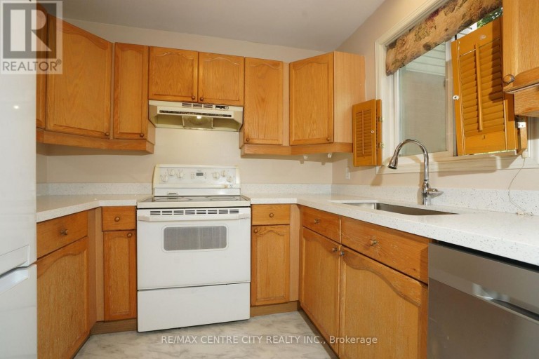8 - 50 CHAPMAN COURT, London North (North I), Ontario, N6G5E1