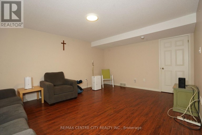 8 - 50 CHAPMAN COURT, London North (North I), Ontario, N6G5E1