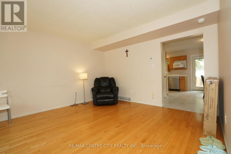 8 - 50 CHAPMAN COURT, London North (North I), Ontario, N6G5E1