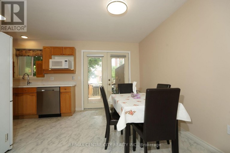 8 - 50 CHAPMAN COURT, London North (North I), Ontario, N6G5E1
