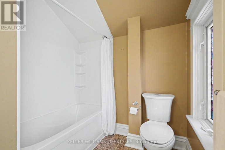 31 GERRARD STREET, London South (South F), Ontario, N6C4C6