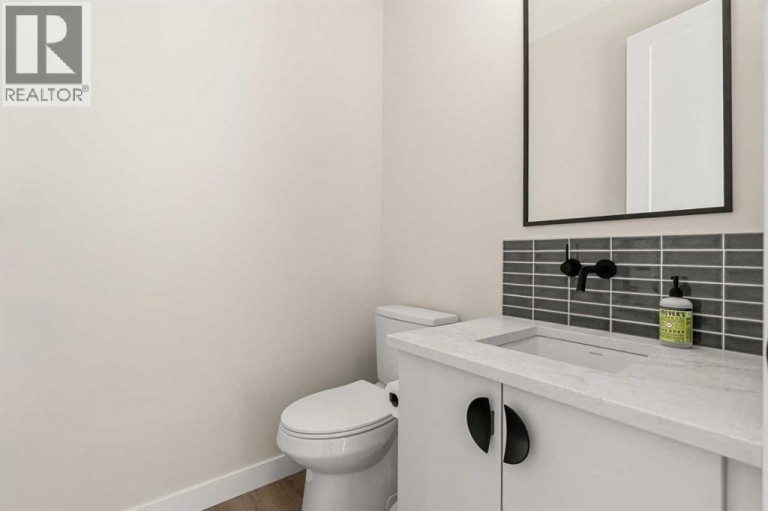 725 53 Avenue SW, Calgary, Alberta, T2V0C4