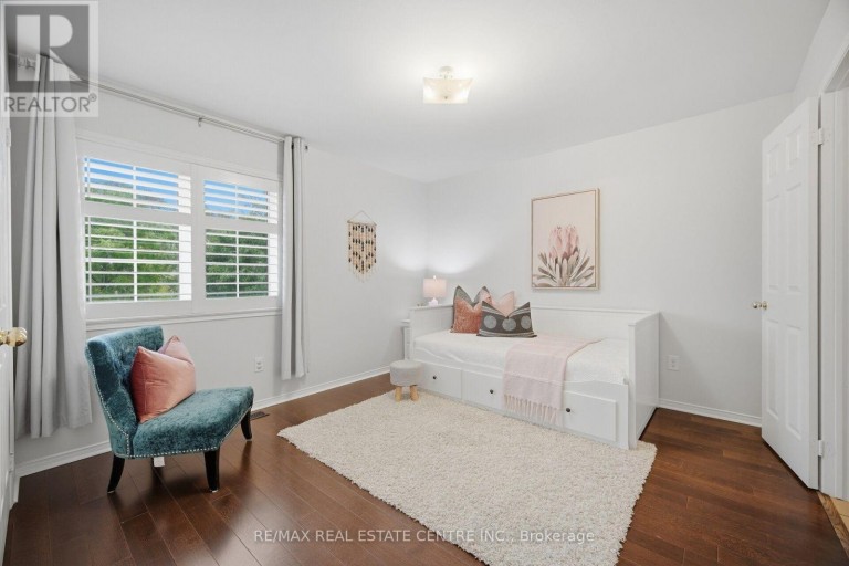 33 MOSELY CRESCENT, Ajax (Central East), Ontario, L1Z0M9