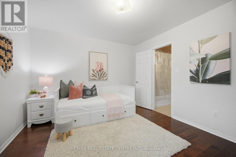33 MOSELY CRESCENT, Ajax (Central East), Ontario, L1Z0M9