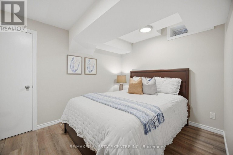 33 MOSELY CRESCENT, Ajax (Central East), Ontario, L1Z0M9