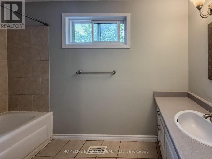 131 CUNDLES ROAD E, Barrie (Cundles East), Ontario, L4M3A1