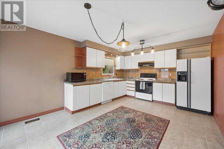 19 LONG DRIVE, Whitby (Blue Grass Meadows), Ontario, L1N8E2