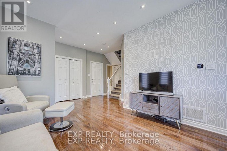 292 SHERIDAN COURT, Newmarket (Gorham-College Manor), Ontario, L3Y8P9