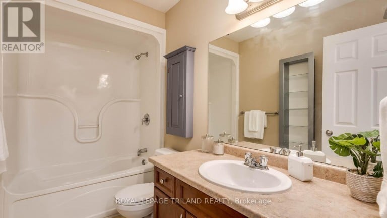17 - 1600 MICKLEBOROUGH DRIVE, London North (North I), Ontario, N6G5R9