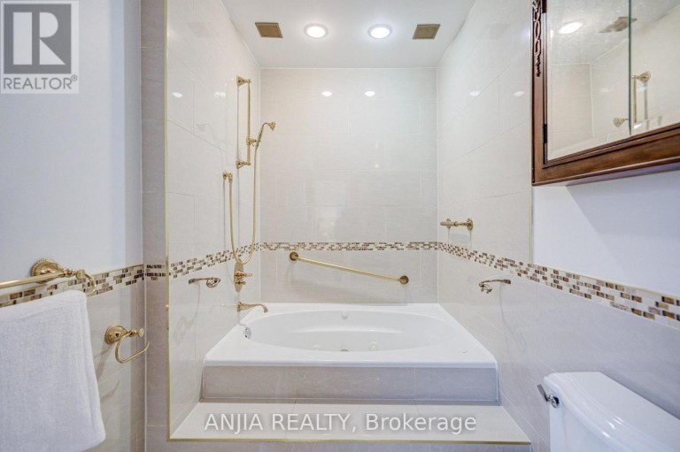 3 MOSSBROOK CRESCENT, Toronto (Steeles), Ontario, M1W2W8