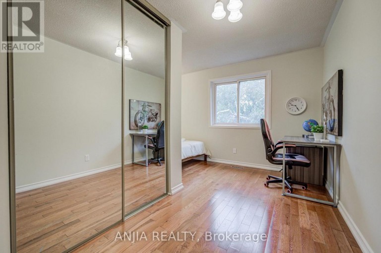 3 MOSSBROOK CRESCENT, Toronto (Steeles), Ontario, M1W2W8