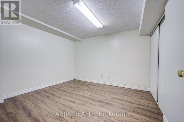 3 MOSSBROOK CRESCENT, Toronto (Steeles), Ontario, M1W2W8