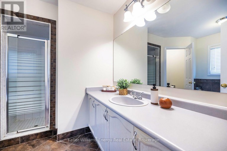 329 CHALLENGER COURT, Clarington (Newcastle), Ontario, L1B1K4