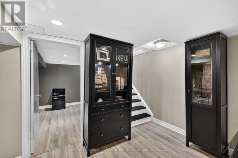 56 THOMAS JANES DRIVE, London South (South G), Ontario, N6C2G9