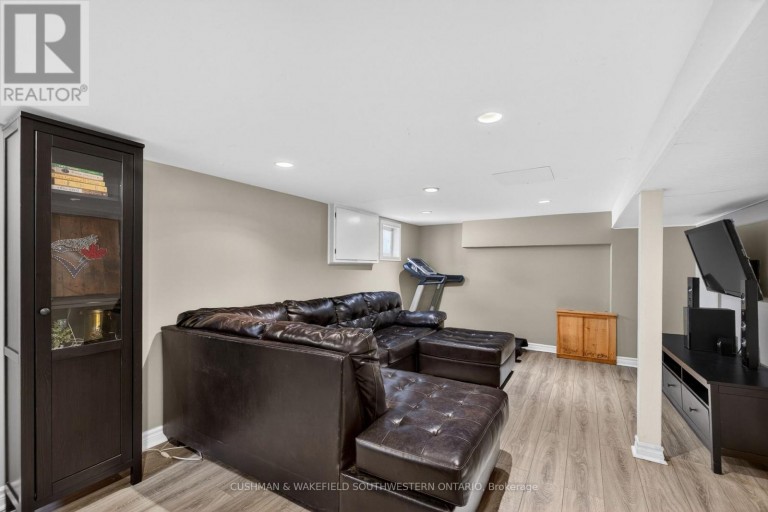 56 THOMAS JANES DRIVE, London South (South G), Ontario, N6C2G9