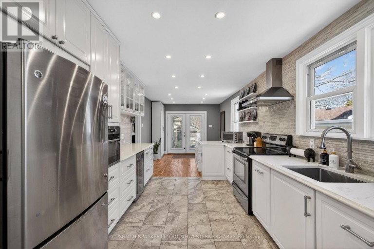 56 THOMAS JANES DRIVE, London South (South G), Ontario, N6C2G9