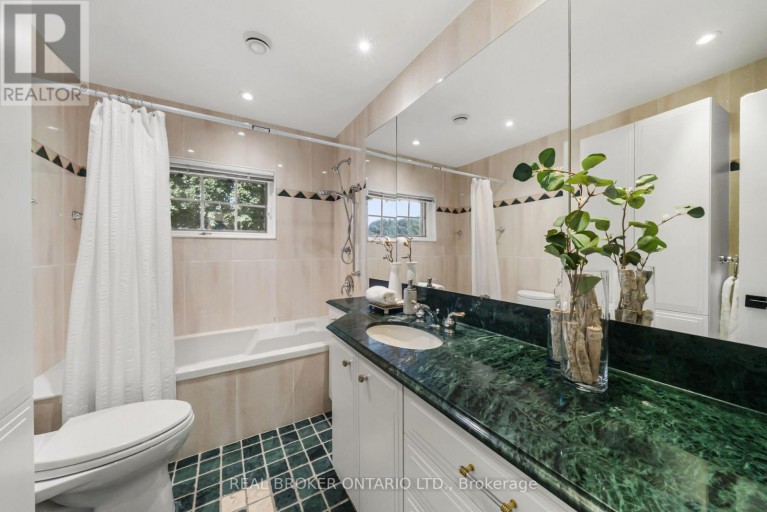 69 CHAPLIN CRESCENT, Toronto (Yonge-Eglinton), Ontario, M5P1A2
