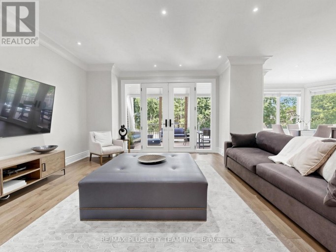 208 CARMICHAEL AVENUE, Toronto (Bedford Park-Nortown), Ontario, M5M2X3