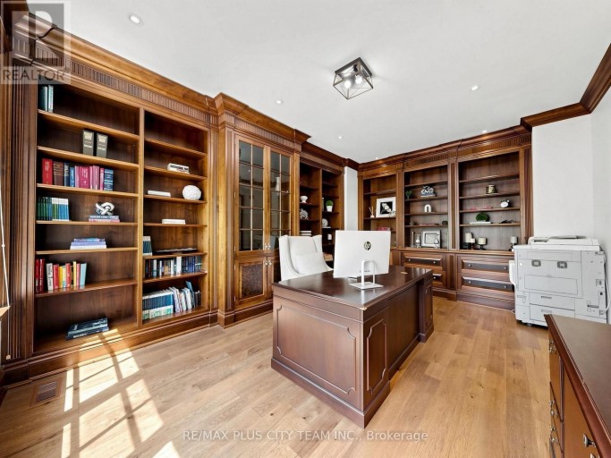 208 CARMICHAEL AVENUE, Toronto (Bedford Park-Nortown), Ontario, M5M2X3