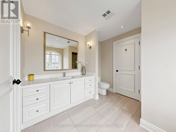 208 CARMICHAEL AVENUE, Toronto (Bedford Park-Nortown), Ontario, M5M2X3