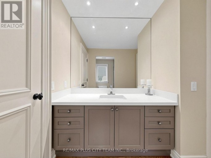 208 CARMICHAEL AVENUE, Toronto (Bedford Park-Nortown), Ontario, M5M2X3