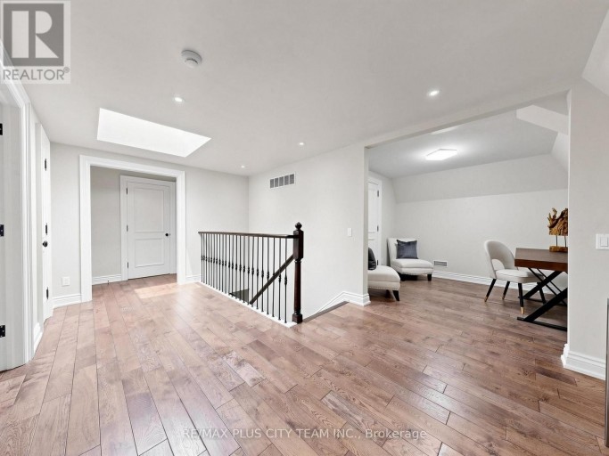 208 CARMICHAEL AVENUE, Toronto (Bedford Park-Nortown), Ontario, M5M2X3