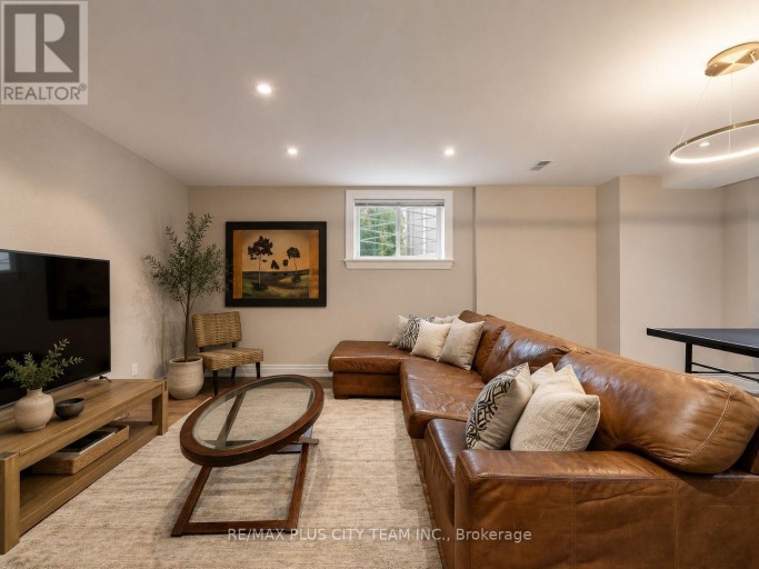 208 CARMICHAEL AVENUE, Toronto (Bedford Park-Nortown), Ontario, M5M2X3