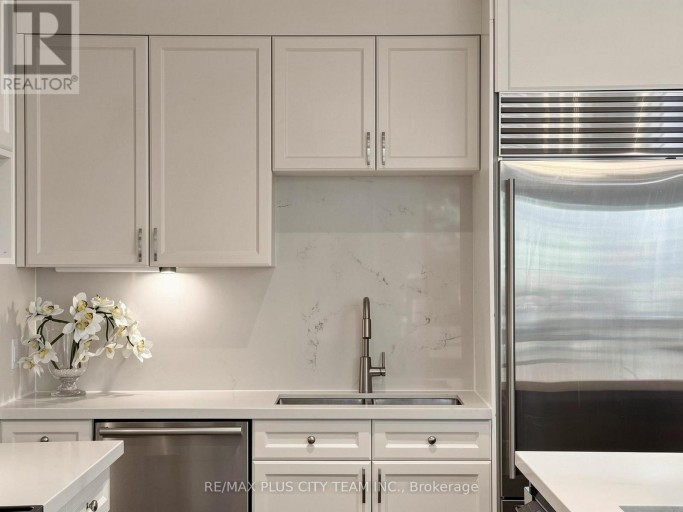 208 CARMICHAEL AVENUE, Toronto (Bedford Park-Nortown), Ontario, M5M2X3