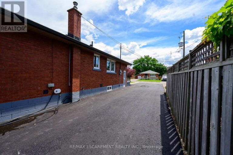150 HOWARD AVENUE, Hamilton (Balfour), Ontario, L9A2W8