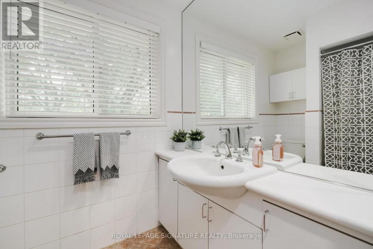 11 BELLBURY CRESCENT, Toronto (Don Valley Village), Ontario, M2J2J6