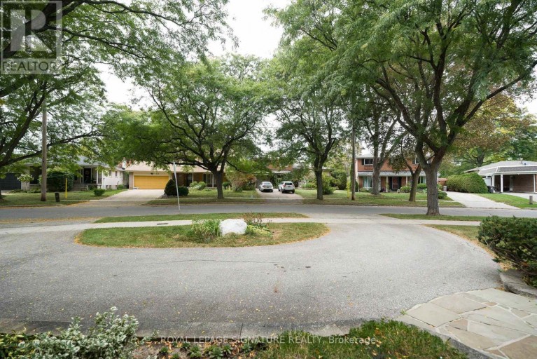 11 BELLBURY CRESCENT, Toronto (Don Valley Village), Ontario, M2J2J6