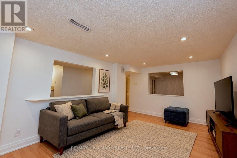 781 PAM CRESCENT, Newmarket (Huron Heights-Leslie Valley), Ontario, L3Y5B7