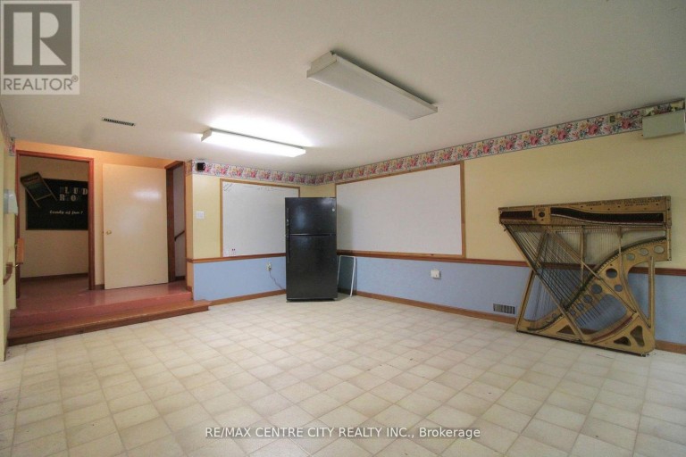 12 CHESTER STREET, St. Thomas, Ontario, N5R1T8