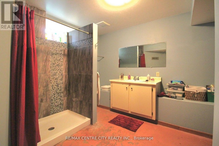 12 CHESTER STREET, St. Thomas, Ontario, N5R1T8
