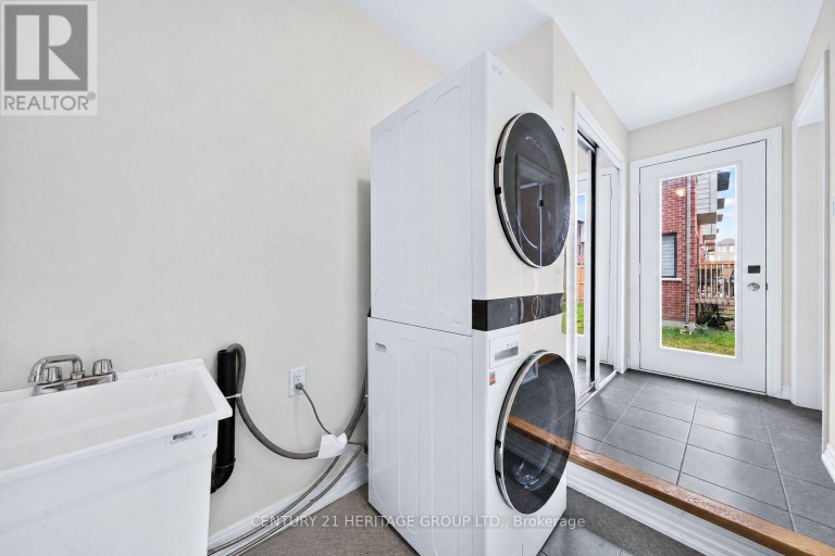 55 DELANO WAY, Newmarket (Woodland Hill), Ontario, L3X0L4