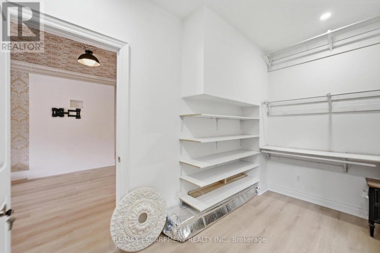1062 CANNON STREET E, Hamilton (Hill Park), Ontario, L8L2H8