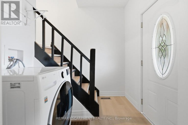 1062 CANNON STREET E, Hamilton (Hill Park), Ontario, L8L2H8
