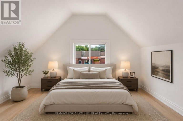 1062 CANNON STREET E, Hamilton (Hill Park), Ontario, L8L2H8