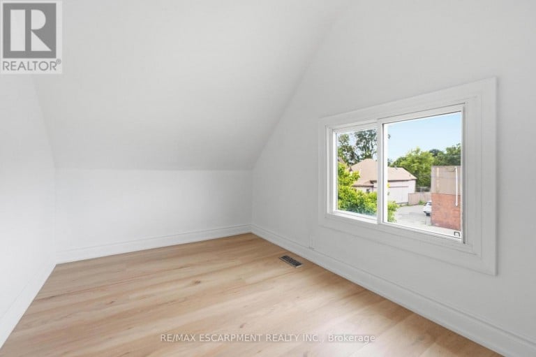 1062 CANNON STREET E, Hamilton (Hill Park), Ontario, L8L2H8