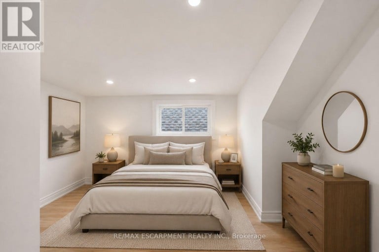 1062 CANNON STREET E, Hamilton (Hill Park), Ontario, L8L2H8