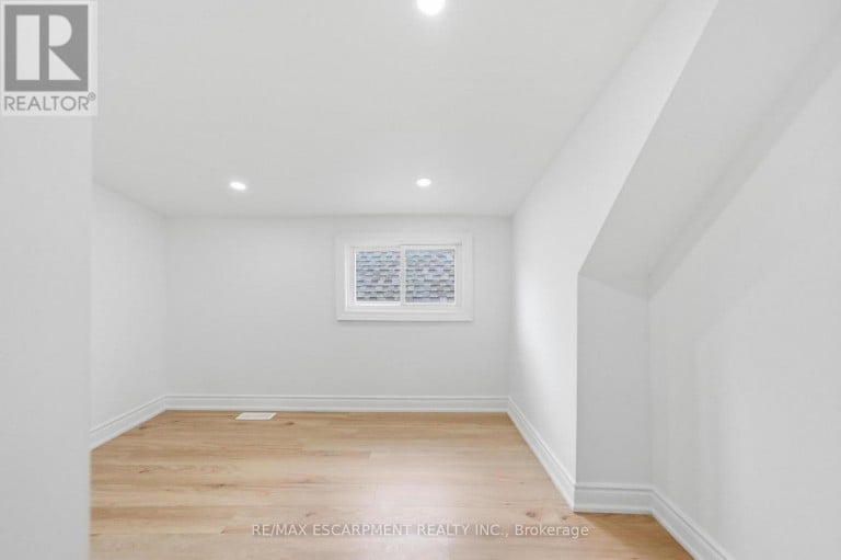 1062 CANNON STREET E, Hamilton (Hill Park), Ontario, L8L2H8