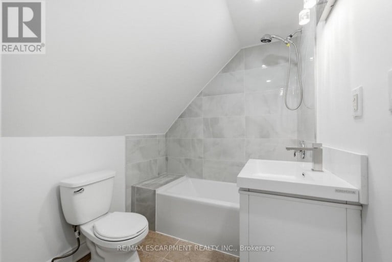 1062 CANNON STREET E, Hamilton (Hill Park), Ontario, L8L2H8
