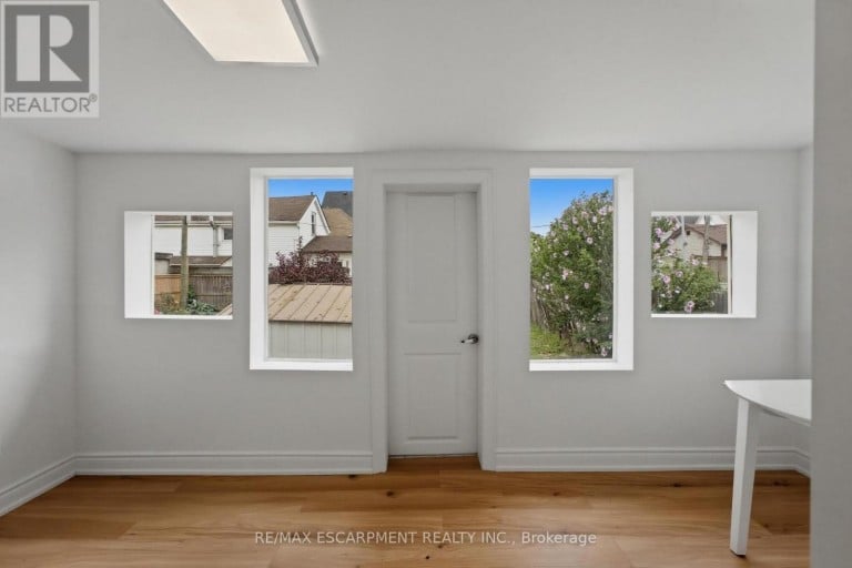 1062 CANNON STREET E, Hamilton (Hill Park), Ontario, L8L2H8