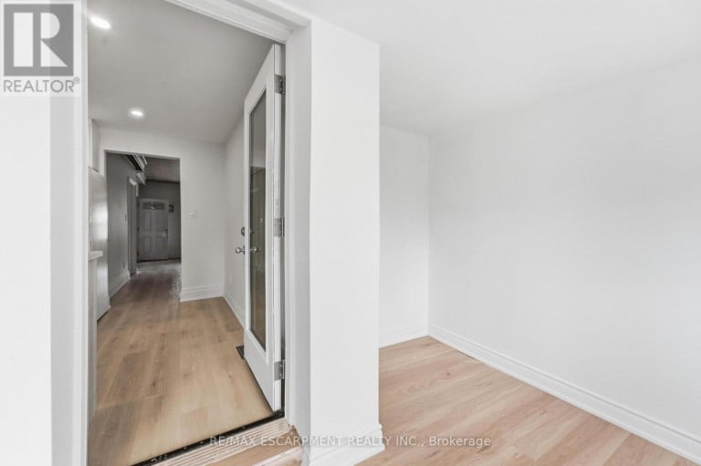 1062 CANNON STREET E, Hamilton (Hill Park), Ontario, L8L2H8