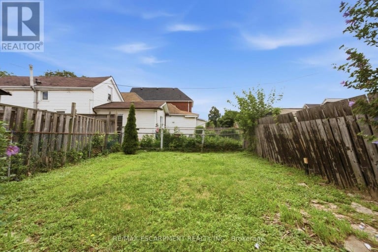 1062 CANNON STREET E, Hamilton (Hill Park), Ontario, L8L2H8