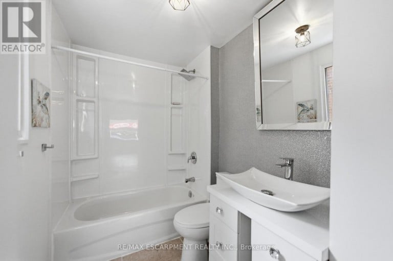1062 CANNON STREET E, Hamilton (Hill Park), Ontario, L8L2H8