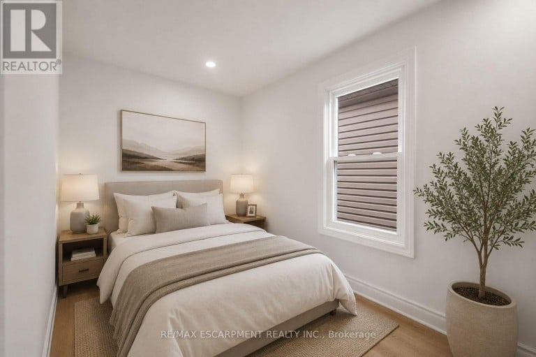 1062 CANNON STREET E, Hamilton (Hill Park), Ontario, L8L2H8