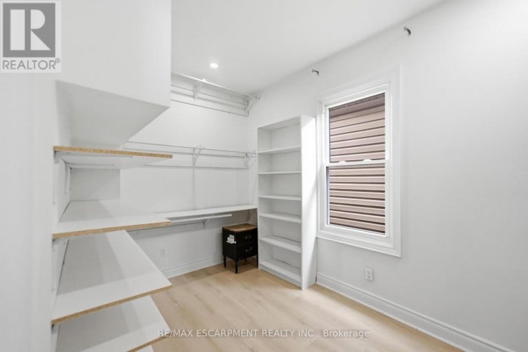 1062 CANNON STREET E, Hamilton (Hill Park), Ontario, L8L2H8