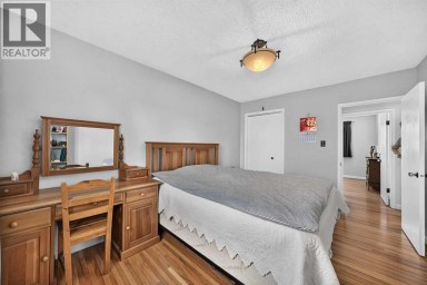 10647 Shillington Crescent SW Calgary Alberta photo 21