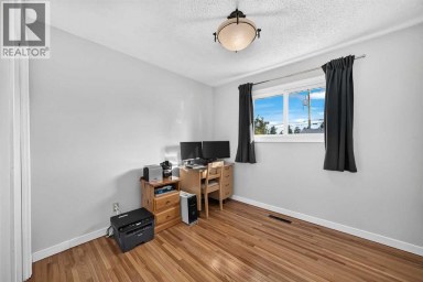 10647 Shillington Crescent SW Calgary Alberta photo 22